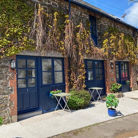 The Ivy Barn Holbeton Hotel Exterior photo