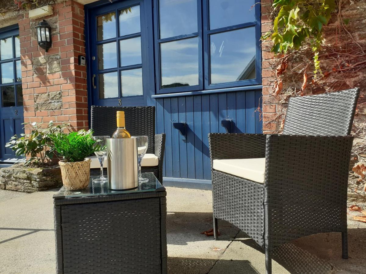 The Ivy Barn Holbeton Hotel Exterior photo