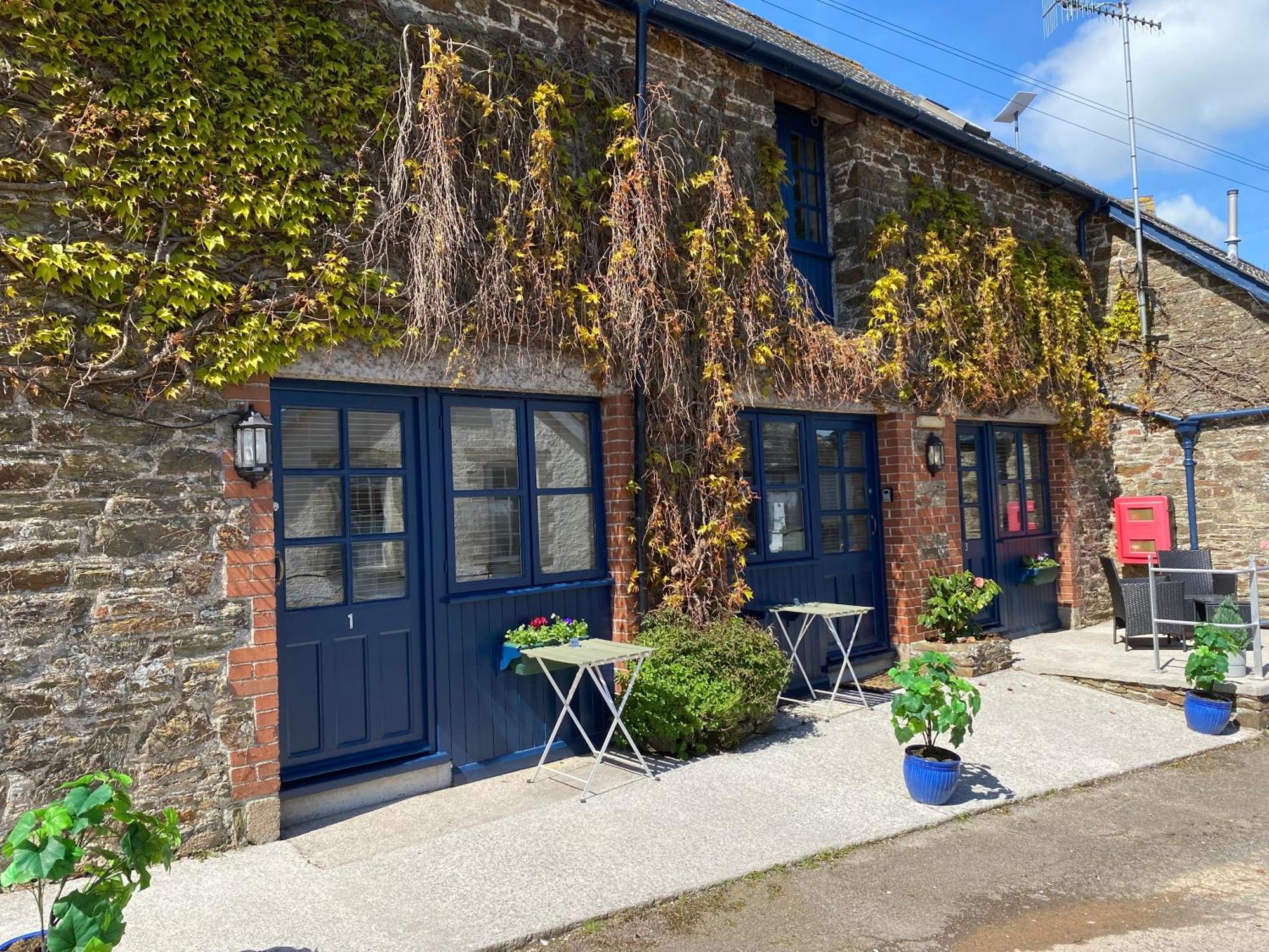 The Ivy Barn Holbeton Hotel Exterior photo