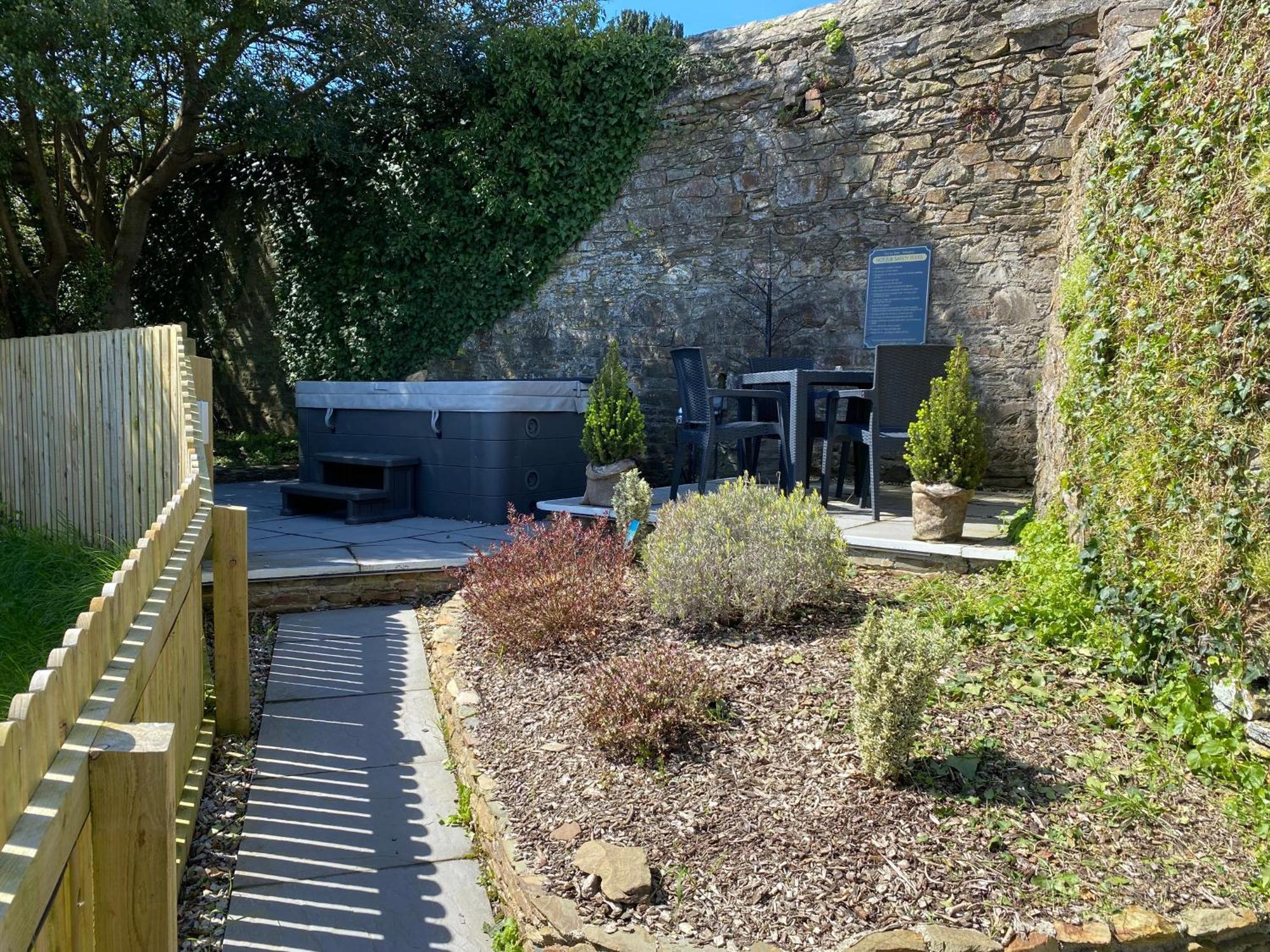 The Ivy Barn Holbeton Hotel Exterior photo